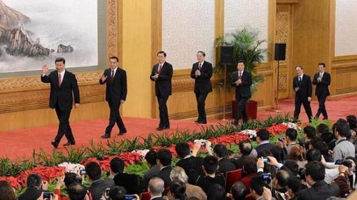 2012년 11월 15일 제 18기 중앙위원회 전체회의에서 선출된 정치국 상무위원 7명이 서열별로 입장하고 있다.