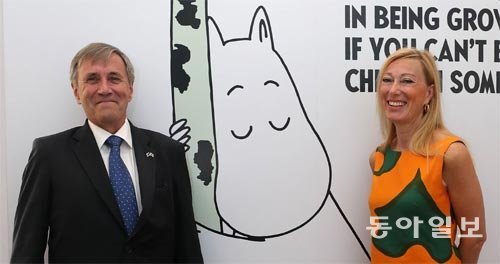 ‘무민’을 만든 작가 토베 얀손의 조카인 소피아 얀손 무민캐릭터스 대표(오른쪽)와 에로 수오미넨 주한 핀란드 대사. 1945년 탄생한 무민은 각국 어린이와 어른들로부터 사랑받고 있다. 장승윤 기자 tomato99@donga.com