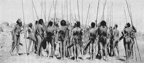 저자는 채집을 해왔던 인류의 역사가 인간에게 전쟁 본능을 장착시켰다고 주장한다. 20세기 초까지 채집 생활을 한 오스트레일리아의 아룬타 부족의 모습. 교유서가 제공