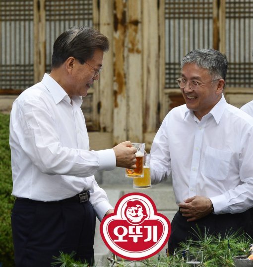 7월 27일 청와대 상춘재 앞에서 열린 문재인 대통령과 기업인 간담회에서 문 대통령이 함영준 오뚜기 회장과 맥주잔을 부딪치고 있다.