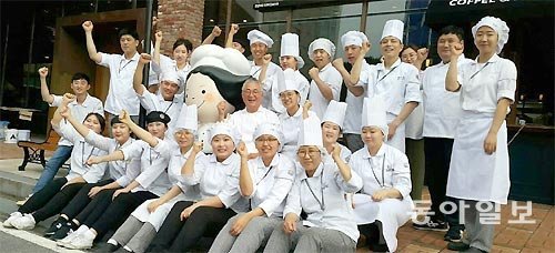 대전의 대표 빵집 성심당의 DCC점에서 근무하는 제과제빵사 및 직원들이 1일 개점에 앞서 파이팅을 외치고 있다. 이기진 기자 doyoce@donga.com