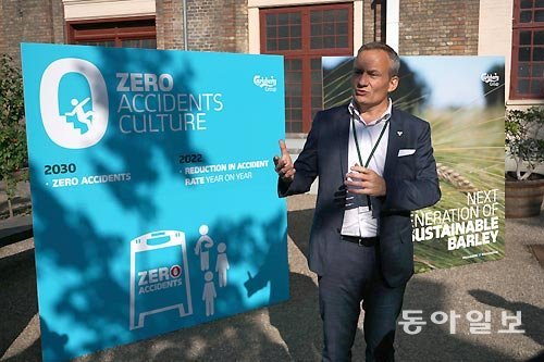 8월 23일 1847년에 세워진 옛 칼스버그그룹 양조장 인근에서 그룹 관계자가 ‘제로를 향해 함께(Together Towards
 Zero)’를 주제로 향후 경영 목표를 설명하고 있다. 코펜하겐=강승현 기자 byhuman@donga.com