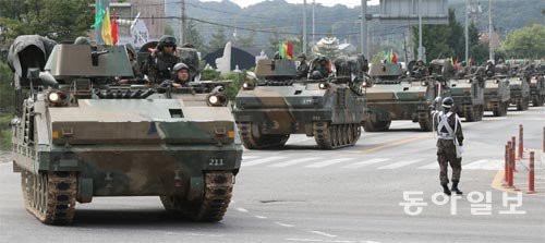 軍, 대북경계태세 강화… 장갑차 긴급 이동 북한이 6차 핵실험을 강행한 3일 오후 남북 접경지역인 경기
 파주시에서 국군의 장갑차들이 이동하고 있다. 합참은 이날 인공지진 감지 직후 전군의 대북 감시·경계태세를 격상해 북한의 도발에 
대비했다. 파주=김재명 기자 base@donga.com