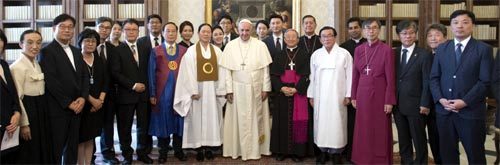 2일 바티칸 교황궁에서 만난 프란치스코 교황(가운데)과 한국종교지도자협의회 순례단. 로세르바토레 로마노 제공