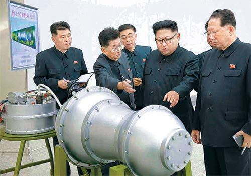 북한 노동당 기관지 노동신문은 3일자 1면에 김정은 노동당 위원장(오른쪽에서 두 번째)이 핵무기연구소를 시찰하고 ‘핵무기 병기화 사업’을 현지 지도했다는 기사와 사진을 보도했다. 좌측 안내판에 북한의 대륙간탄도미사일(ICBM)급 장거리 미사일로 추정되는 ‘화성-14형 핵탄두(수소탄)’라고 적혀 있다. 사진 출처 노동신문
