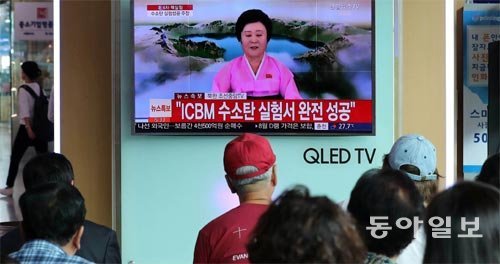 뉴스에 쏠린 눈 3일 서울역 맞이방에 설치된 TV에서 북한의 6차 핵실험 소식이 나오자 시민들이 주의 깊게 지켜보고 있다. 박영대 기자 sannae@donga.com