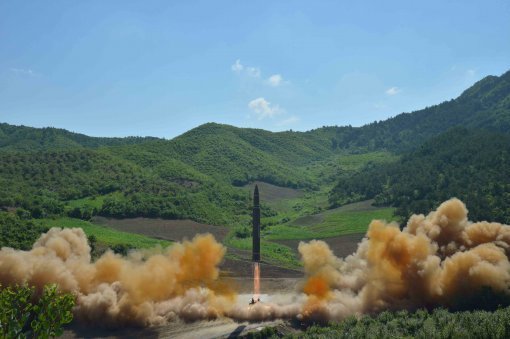 북한이 자강도 무평리에서 시험 발사한 화성-14형 미사일.
