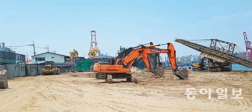 4일 인천 중구 항동 남항의 바닷모래 업체 야적장이 텅 비었다. 수개월째 바닷모래 채취가 정상적으로 이뤄지지 않으면서 이런 야적장 풍경이 일상이 됐다. 차준호 기자 run-juno@donga.com