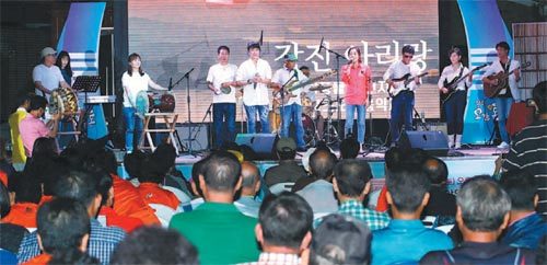 전남 강진군은 강진오감통 개관 2년을 맞아 2일 오감통 야외공연장에서 작은 음악회를 열었다. 강진군 제공