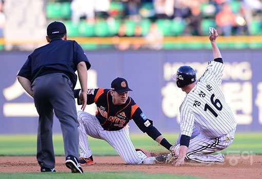 19일 잠실야구장에서 ‘2017 타이어뱅크 KBO 리그‘ LG트윈스와 롯데자이언츠의 경기가 열렸다. 1회말 2사 1루에서 LG 정성훈이 2루 도루를 시도했으나 태그아웃 당하고 있다. 잠실 | 김진환 기자 kwangshin00@donga.com