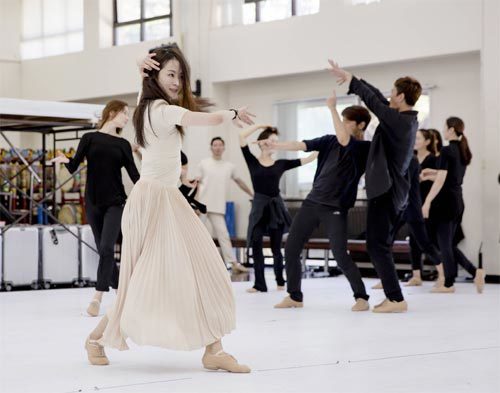 국립무용단의 신작 ‘춘상’은 학교 졸업 파티에서 만난 ‘춘’과 ‘몽’이 첫눈에 반하고 부모의 반대로 갈등과 이별을 겪은 뒤 극적인 재회를 하는 이야기다. 국립극장 제공