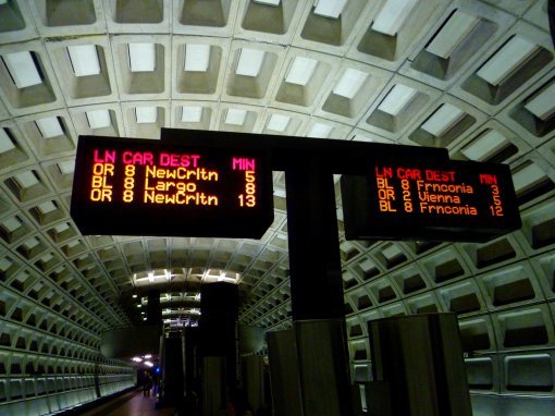 여러 라인이 하나의 승강장을 공유하는 워싱턴 지하철 ‘메트로’. 왼쪽 전광판을 보면 OR(오렌지) 라인은 5분 뒤, BL(블루라인)은 8분 뒤, 또 다른 OR은 13분 뒤 승강장에 도착한다고 나와 있다.