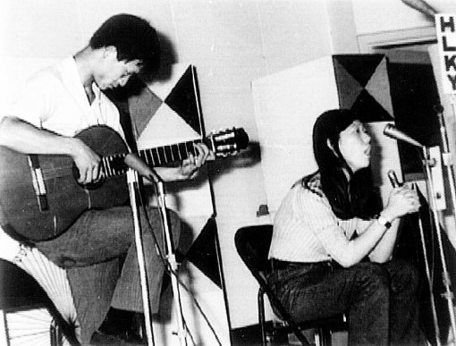 1970년 김민기(왼쪽)가 작사 작곡한 ‘아침이슬’은 양희은의 가수 데뷔곡이었다. 동아일보DB
