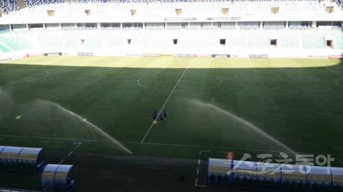 한국-우즈베키스탄전이 열리는 타슈켄트 분요드코르 스타디움 그라운드에 스프링클러가 힘찬 물줄기를 뿜어내고 있다. 타슈켄트(우즈베키스탄) | 남장현 기자