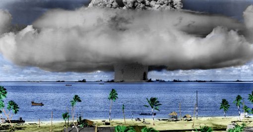 1946년 7월 1일 서태평양 비키니 환초(atoll)에서 실시한 세계 최초 원자 폭탄 투하 공개 핵실험 장면. 동아일보DB.