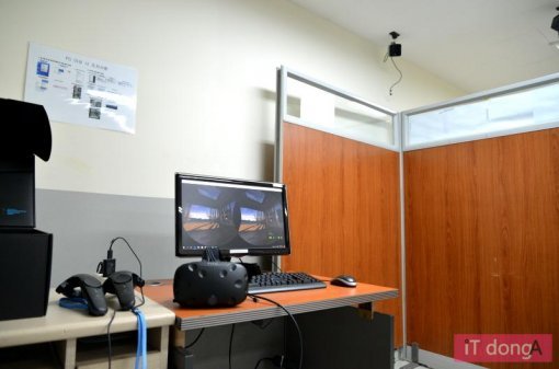 한국IT직업전문학교가 보유한 가상현실 HMD 'HTC 바이브'(출처=IT동아)