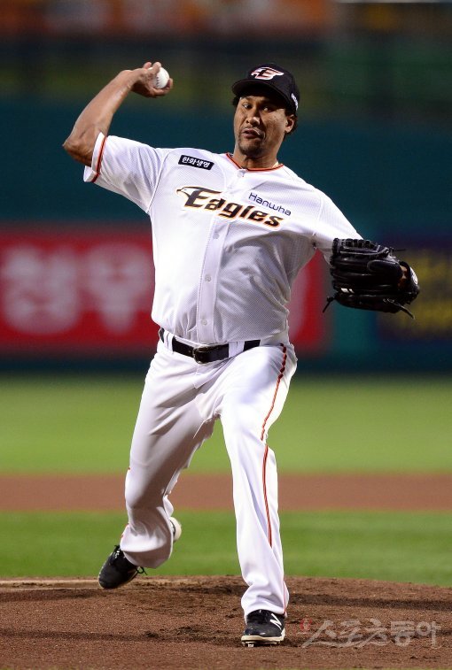 5일 대전 한화생명이글스파크에서 ‘2017 타이어뱅크 KBO 리그’ 두산베어스와 한화이글스 경기가 열렸다. 선발 투수로 등판한 한화 오간도가 역투하고 있다. 대전 | 김종원 기자 won@donga.com