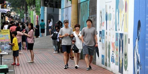 대구 중구 ‘김광석 다시 그리기 길’을 찾은 관광객들이 벽화거리를 걷고 있다. 대구 중구 제공