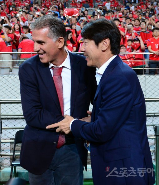 31일 서울 상암 월드컵경기장에서 \'2018 러시아월드컵\' 한국과 이란의 아시아지역 최종예선 경기가 열렸다. 이란 케이로스 감독과 한국 신태용 감독이 악수를 나누고 있다. 상암 | 김민성 기자 marineboy@donga.com