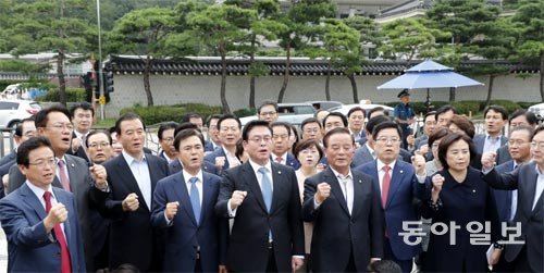 ‘장외투쟁’ 한국당 의원들 청와대 항의방문