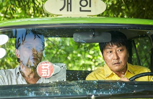 영화 ‘택시운전사’의 위르겐 힌츠페터(토마스 크레치만·왼쪽)와 김사복(극중 이름은 김만섭·송강호). 쇼박스 제공