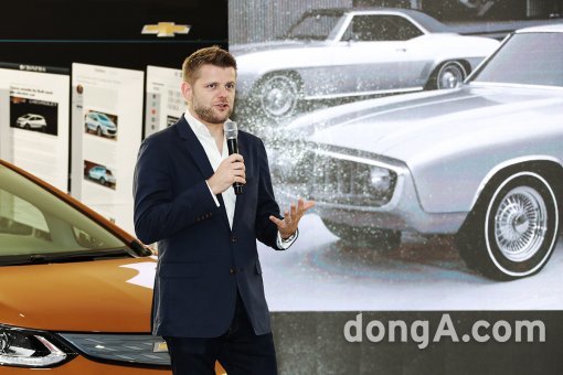 스튜어트 노리스 한국GM 디자인센터 전무가 쉐보레 글로벌 디자인 철학과 제품 디자인 프로세스를 소개하고 있다. 한국GM 제공