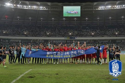 한국축구대표팀이 9월 6일(한국시간) 타슈켄트에서 열린 2018 러시아월드컵 아시아 최종예선 우즈베키스탄 경기 후 월드컵 본선 진출이 확정되자 미리 준비한 감사의 현수막을 들고 기뻐하고 있다. 사진제공｜대한축구협회