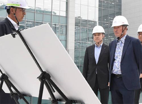 구본무 LG 회장(오른쪽)이 5일 LG사이언스파크 마무리 건설 현장을 방문했다. 구 회장은 이날 지하철역과의 동선, 연구동 층간 계단 등을 점검했다. LG 제공