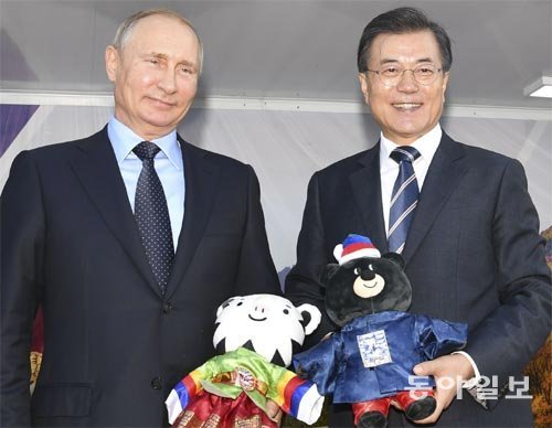 6일 문재인 대통령과 블라디미르 푸틴 러시아 대통령이 블라디보스토크에 있는 평창 겨울올림픽 홍보관을 방문해 마스코트 인형을 들고 기념 촬영을 하고 있다. 블라디보스토크=원대연 기자 yeon72@donga.com