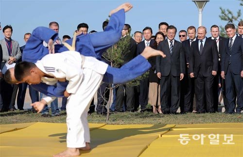 ‘유단자’ 푸틴과 유도시범 관람 문재인 대통령(앞줄 오른쪽에서 세 번째)과 블라디미르 푸틴 러시아 
대통령이 6일 정상회담 및 공동 언론발표를 마치고 블라디보스토크 극동 거리를 산책하던 중 유도 시범경기를 지켜보고 있다. 
블라디보스토크=원대연 기자 yeon72@donga.com