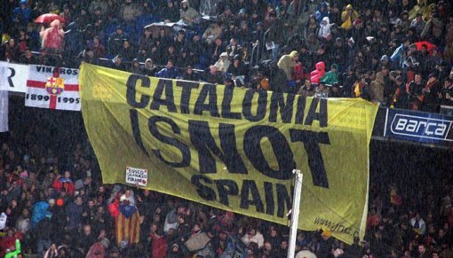 ‘카탈루냐는 스페인이 아니다’라고 쓴 펼침막을 내건 FC바르셀로나 팬들. 트위터 캡처.