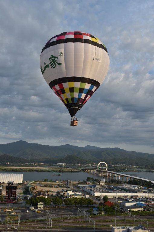 ‘열기구 성지‘의 영예는 앞으로 터키에서 대한민국 춘천으로 옮겨질지도 모르겠다. 지난 7월 춘춴에서 상업 열기구 비행을 시작한 스카이레저는 낭만과 안전이라는 두 마리 토끼를 일찌감치 포획하는 데 성공했다. 6인승 열기구가 비행을 하고 있다.
사진제공｜월간태백