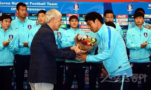 김호 1994미국월드컵대표팀 감독(왼쪽)이 9월 7일 인천공항 입국장 앞에서 9회 연속 월드컵 본선진출에 성공한 대표팀의 염기훈(오른쪽)에게 꽃다발을 전하고 있다. 인천공항 ｜ 김민성 기자 marineboy@donga.com