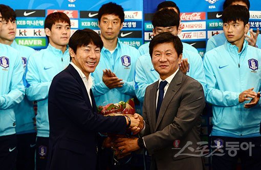 9회 연속 월드컵 본선 진출에 성공한 한국 축구 대표팀이 7일 오전 인천국제공항을 통해 귀국했다. 축구 대표팀 신태용 감독이 정몽규 축구협회장에게 꽃다발을 받은 뒤 기념촬영을 하고 있다. 인천국제공항 | 김민성 기자 marineboy@donga.com