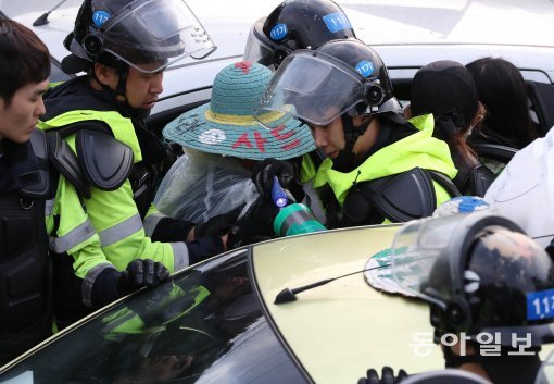 7일 새벽 사드 추가 배치가 예정된 가운데 경북 성주 소성리 마을회관 앞 도로는 주민과 시민단체 관계자들로 점거됐다. 경찰은 사드 차량 통행로 확보를 위해 해산작전에 들어갔다. 하지만 반대단체들은 해산에 격렬히 저항했다. 시위대가 자신의 몸을 차량에 묶어 놓았다.