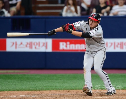 8일 서울 고척스카이돔에서 ‘2017 타이어뱅크 KBO 리그’ 넥센히어로즈와 LG트윈스의 경기가 열렸다. 10회초 1사 1,3루에서 LG 안익훈이 적시타를 치고 있다. 고척 | 김진환 기자 kwangshin00@donga.com