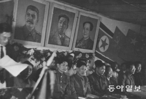 6·25전쟁 당시 북한군에서 수뇌부 회의장에 내건 이오시프 스탈린, 김일성, 마오쩌둥(왼쪽부터) 초상화. 동아일보DB