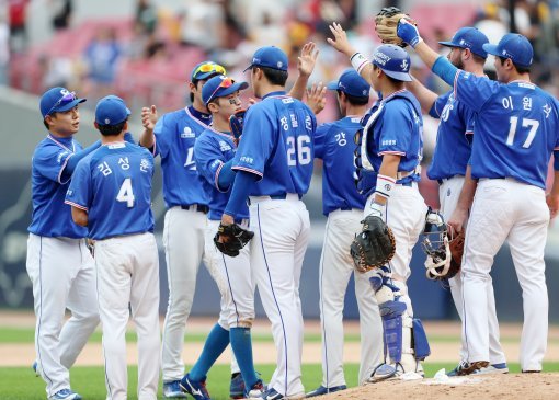 10일 광주 기아 챔피언스필드에서 열린 `2017 타이어뱅크 KBO리그` KIA 타이거즈와 삼성 라이온즈의 경기에서 9-6으로 승리한 삼성 선수들이 하이파이브를 하며 기쁨을 나누고 있다. 사진제공｜스포츠코리아