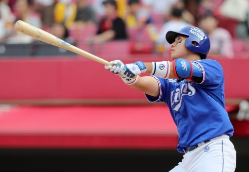 10일 광주 기아 챔피언스필드에서 열린 `2017 타이어뱅크 KBO리그` KIA 타이거즈와 삼성 라이온즈의 경기 6회초 선두타자 삼성 권정웅이 솔로홈런을 때리고 있다. 사진제공｜스포츠코리아