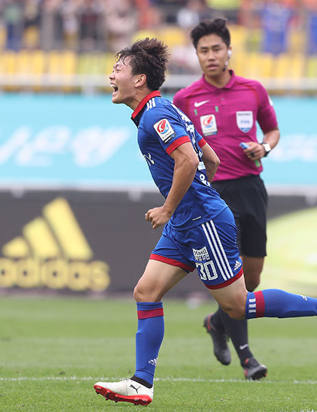 수원 삼성에 ‘깜짝스타’가 탄생했다. 8월 축구국가대표팀과의 비공개 연습경기에서 2골을 올리며 이름을 알린 윤용호가 첫 선발 출장한 9월 10일 전남 드래곤즈전에서 다시 한 번 골을 신고하며 신인 돌풍을 알렸다. 사진제공｜스포츠코리아