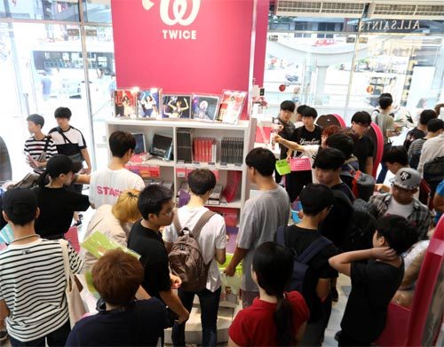 8월 21일부터 9월 3일까지 운영된 서울 롯데백화점 본점 영플라자의 트와이스 팝업스토어. 트와이스의 캐릭터 ‘트둥이’를 주제로 한 쿠션, 열쇠고리, 비치타월 등이 불티나게 팔렸다. 롯데백화점 제공