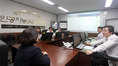 계명대 동산병원 인공지능(AI) 암센터에서 환자가 의료진과 AI 의사 왓슨이 내놓은 치료법에 대한 설명을 듣고 있다. 계명대 동산병원 제공