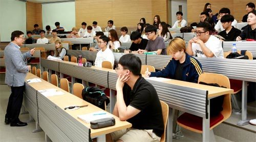 울산대 오연천 총장이 7일 울산대 강의실에서 학생들에게 ‘정부와 재정’ 과목을 강의하고 있다. 서울대 총장 출신인 오 총장은 7년 만에 강단에 섰다. 울산대 제공