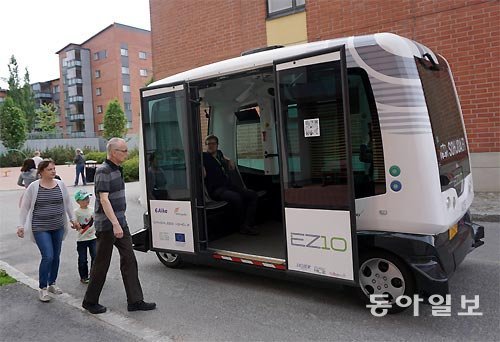 올해 여름 핀란드에서 시험 운행된 무인버스는 대중교통을 오지로도 확산시키기 위해 개발됐다. 탐페레=한우신 기자 hanwshin@donga.com