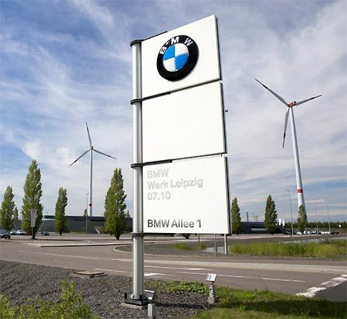 BMW i3와 i8를 만드는 독일 라이프치히 공장 주변에 세워져 있는 풍력발전기. BMW는 친환경차를 만드는 에너지도 친환경이어야 한다는 생각에서 이 공장의 에너지를 모두 풍력발전에서 얻고 있다. BMW 제공
