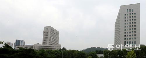 마주보고 있는 서울 서초구 대법원(왼쪽)과 대검찰청. 홍진환 기자 jean@donga.com