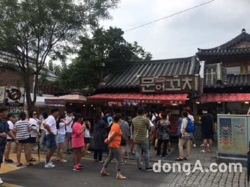 전주 한옥마을 ‘문꼬집’은 진짜 문어를 사용한 문어 꼬치 맛집으로 유명하다.