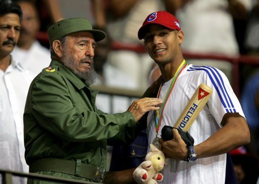 피델 카스트로(왼쪽)와 2006 월드베이스볼클래식(WBC) 준우승 당시 쿠바 대표팀 2루수였던 율리에스키 구리엘. 동아일보DB.