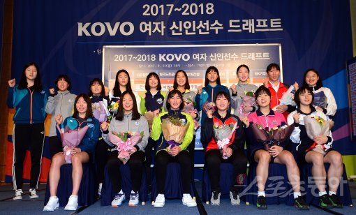 KOVO가 11일 실시한 ‘2017∼2018 여자 신인선수 드래프트’에서 지명을 받은 선수들이 환하게 웃고 있다. 하지만 40명의
 드래프트 참가자 중 16명만이 프로무대와 인연을 맺게 돼 아쉬움을 남겼다. 김종원 기자 won@donga.com