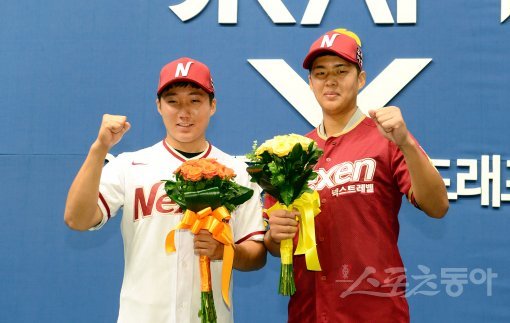 11일 서울 종로 웨스턴 조선호텔에서 ‘2018 KBO 신인 드래프트’가 열렸다. 넥센에 지명된 추재현, 김선기가 기념촬영을 하고 있다. 김민성 기자 marineboy@donga.com